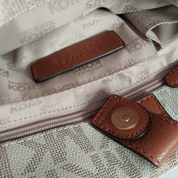 MICHAEL MICHAEL KORS
Large Vanilla Logo Printed Tote Bag - Picture 4 of 16